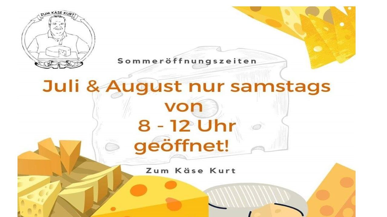 Ein Plakat kündigt die Öffnungszeiten im Sommer mit käsethematischen Grafiken an. Es nennt die Zeiten als 8-12 Uhr und erwähnt, dass im August nur samstags geöffnet ist.