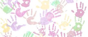Mehrere Handabdrücke in verschiedenen Farben auf weißem Hintergrund. Die Farben umfassen Pink, Gelb, Grün und Lila.