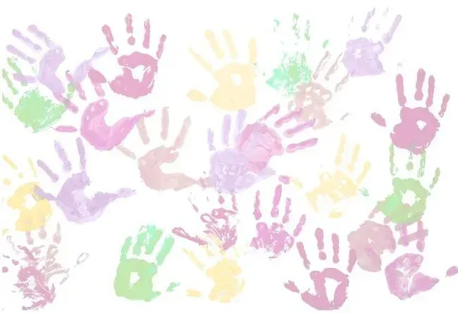 Eine Anordnung von Handabdrücken in verschiedenen Farben auf einem weißen Hintergrund. Jede Handabdruck zeigt einzigartige Formen und Größen und erzeugt ein lebendiges und künstlerisches Muster.