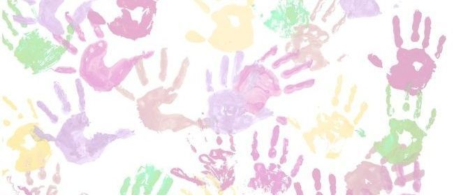 Ein weißer Hintergrund zeigt mehrere Handabdrücke in verschiedenen Farben wie Pink, Gelb, Grün und Lila. Jeder Abdruck hat eine eigene Form und Größe und schafft ein verspieltes und farbenfrohes Muster.