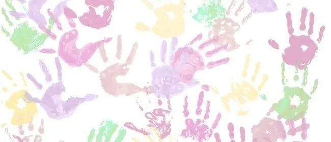 Ein weißer Hintergrund zeigt mehrere Handabdrücke in verschiedenen Farben wie Pink, Gelb, Grün und Lila. Jeder Abdruck hat eine eigene Form und Größe und schafft ein verspieltes und farbenfrohes Muster.