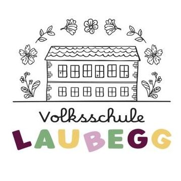 Eine Illustration eines Hauses mit Blumen drumherum. Der Text 'Volksschule LAUBEGG' ist in Regenbogenfarben geschrieben.