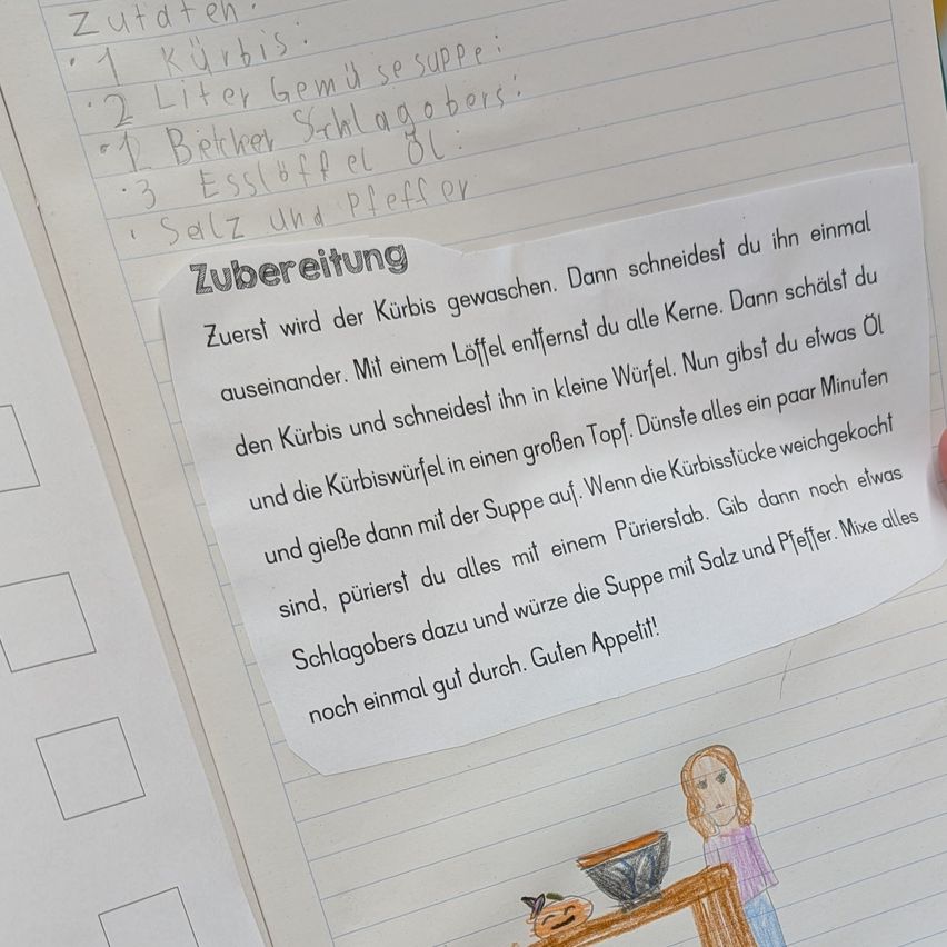 Eine handgeschriebene Notiz und Illustration auf einer linierten Notizbuchseite beschreibt die Zubereitung einer Kürbissuppe. Zutaten sind Kürbis, Gemüse, Brühe, Salz und Pfeffer. Die Schritte umfassen das Waschen, Schälen und Würfeln des Kürbis.