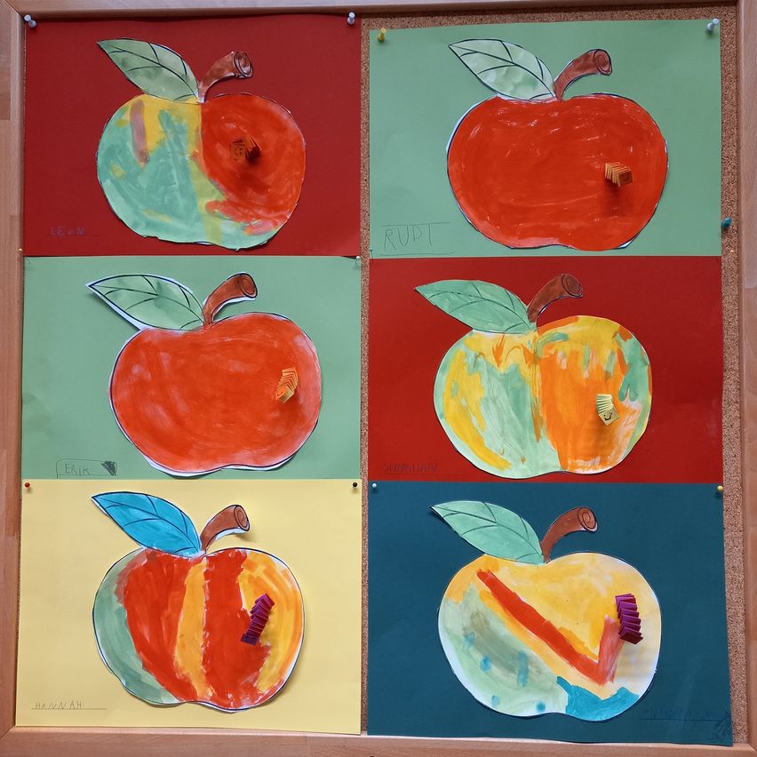 Eine Ausstellung von sechs gemalten Apfelkunstwerken, die in einem Raster angeordnet sind, wobei jeder Apfel verschiedene Farben zeigt und einzigartige Elemente hat. Die oberste Reihe enthält drei Äpfel, die unterste Reihe drei. Jeder Apfel ist auf einem unterschiedlich farbigen Hintergrund.