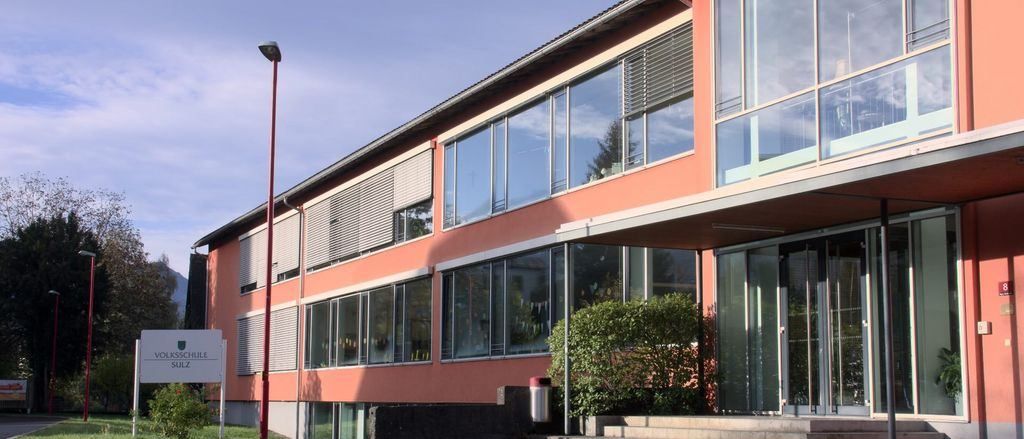 Bild enthält, Architecture, Building, City, Housing, Condo, Office Building, Urban, House, Row House, Door