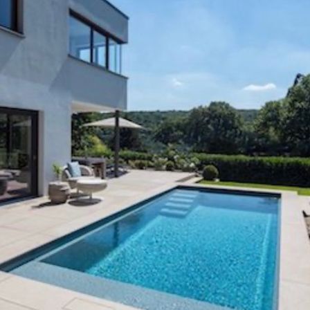 Bild enthält, Pool, Water, Swimming Pool, Outdoors, Building, Housing, Villa, Aerial View, Hot Tub, Tub