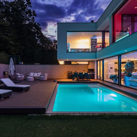 Bild enthält, House, Housing, Villa, Pool, Water, Swimming Pool, Backyard, Outdoors, Chair, Plant