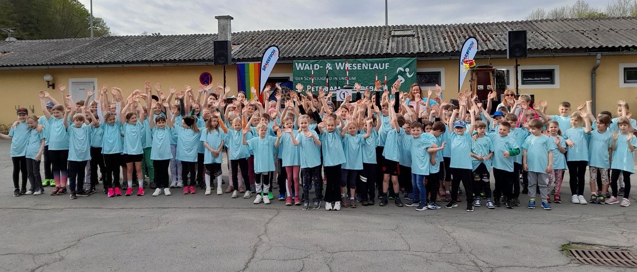 Bild enthält, People, Person, Shoe, College, Speaker, Shelter, School, Hat
