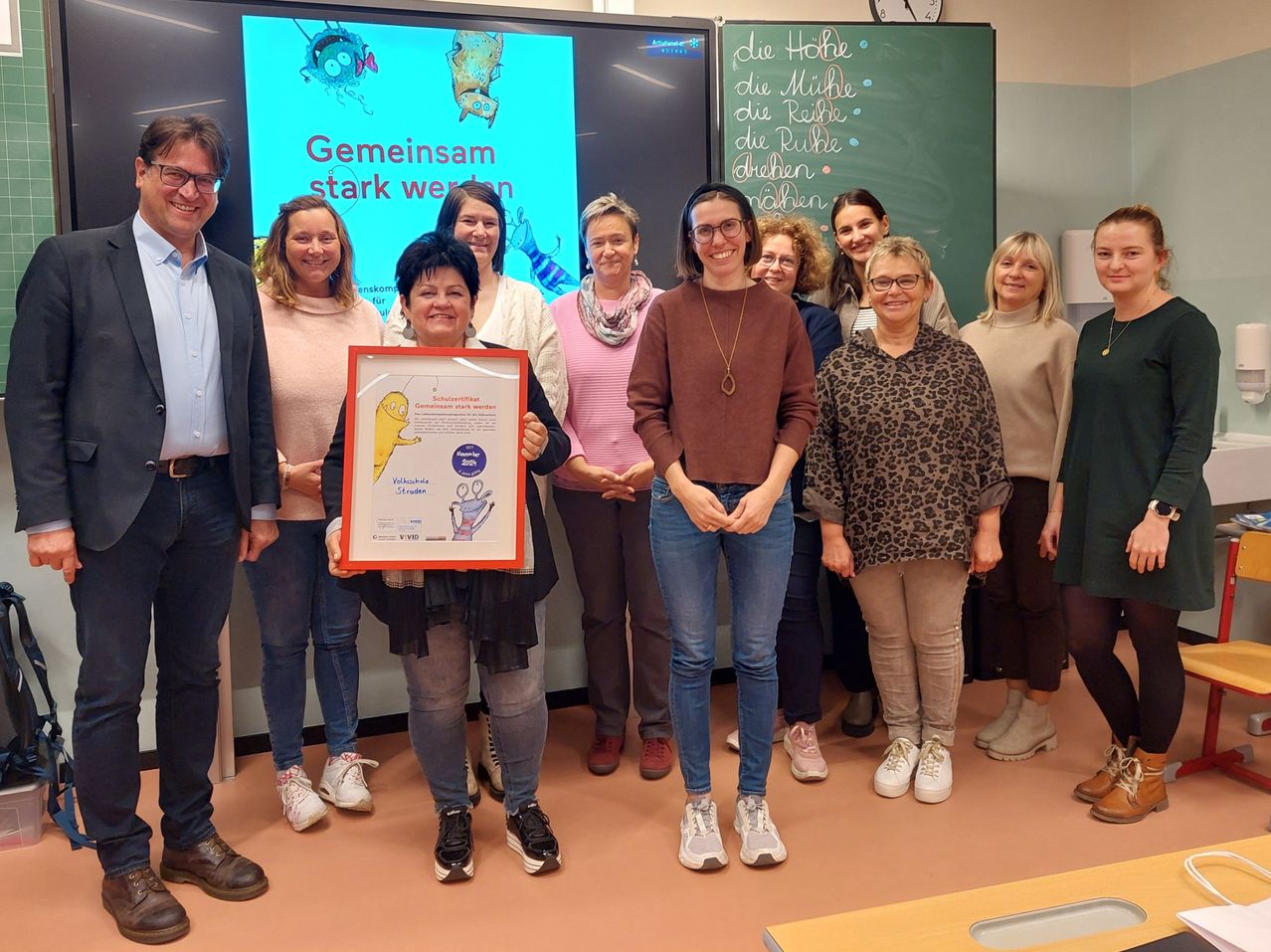 Bild enthält, Adult, Female, Person, Woman, Groupshot, Jeans, Male, Man, Boy, Child