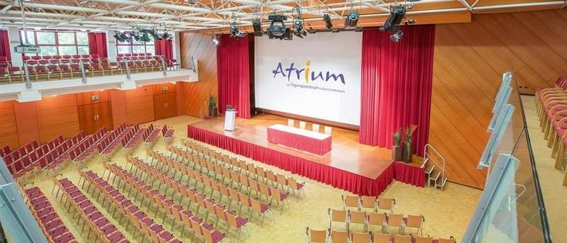 Bild enthält, People, Auditorium, Hall, Indoors, Theater, Plant, Classroom, School, Crowd, Audience