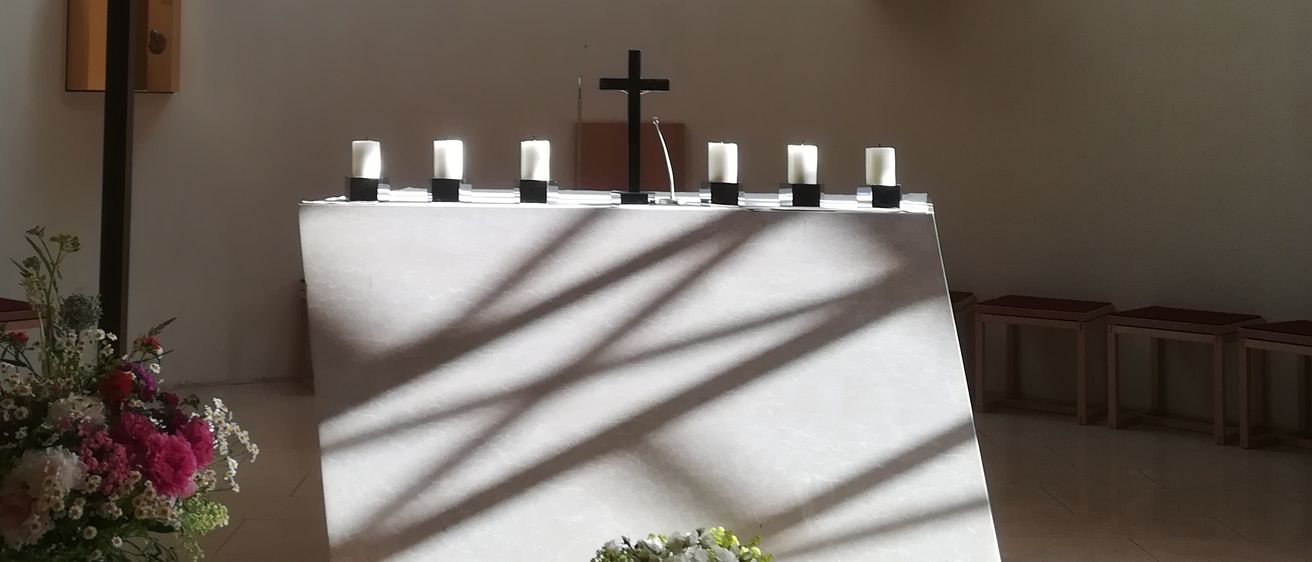 Bild enthält, Flower, Flower Arrangement, Plant, Flower Bouquet, Altar, Prayer, Cross, Person, Floor, Hanukkah Menorah