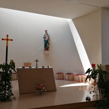 Bild enthält, Flower, Flower Arrangement, Plant, Flower Bouquet, Floor, Altar, Building, Flooring, Cross, Person