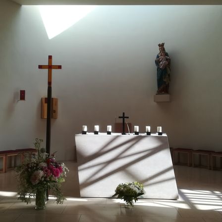 Bild enthält, Flower, Flower Arrangement, Plant, Flower Bouquet, Altar, Prayer, Cross, Person, Floor, Hanukkah Menorah