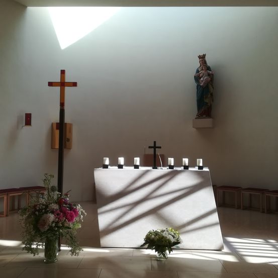 Bild enthält, Flower, Flower Arrangement, Plant, Flower Bouquet, Altar, Prayer, Cross, Person, Floor, Hanukkah Menorah