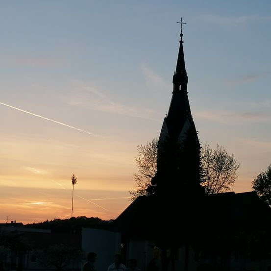 Bild enthält, Spire, Tower, Silhouette, Nature, Outdoors, Sky, Sunset, Cross, Symbol, Sunlight