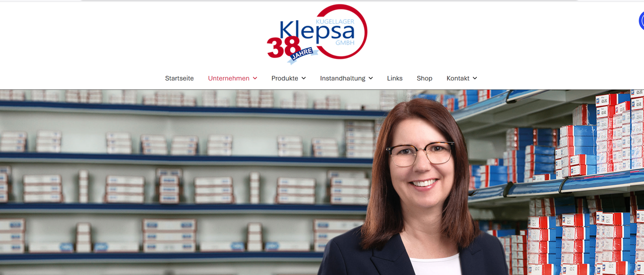 Eine lächelnde Frau mit Brille steht vor einem Apothekenregal mit verschiedenen Produkten. Über ihr steht ein Logo, das 'Klepsa 38 Jahre Kugellager GmbH' besagt. Die Menüleiste enthält 'Unternehmen', 'Produkte', 'Instandhaltung', 'Links', 'Shop' und 'Kont'.