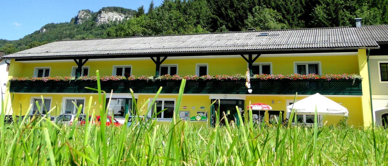 Bild enthält, Outdoors, Shelter, Grass, Villa, Hotel, Vegetation, Tree, Resort, Summer, Green