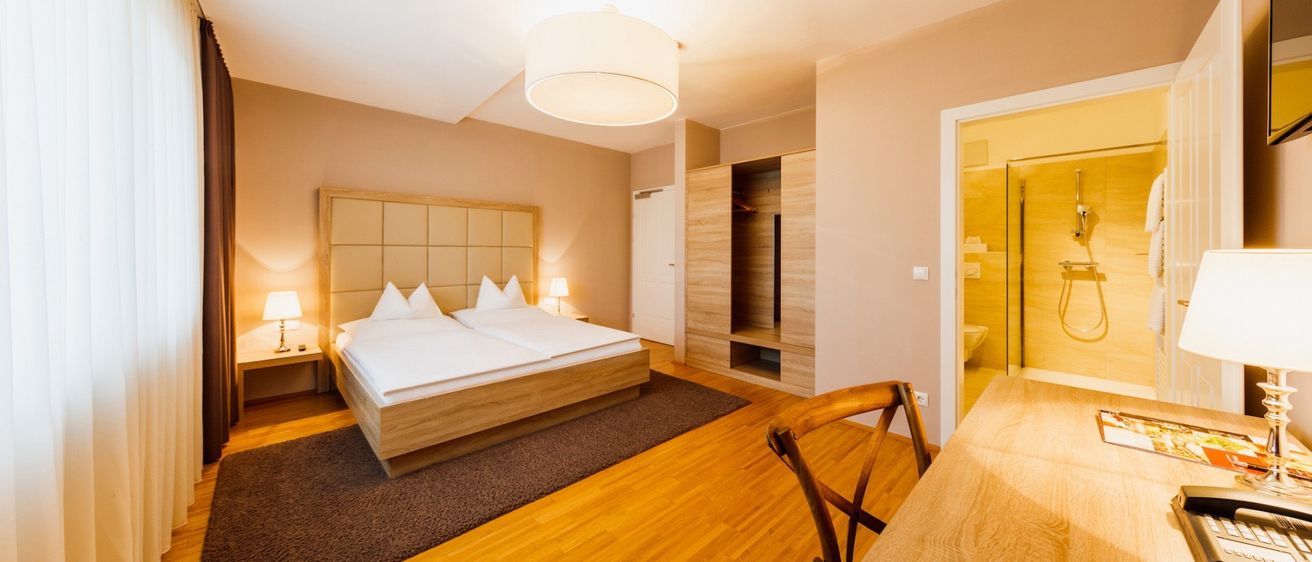 Bild enthält, Indoors, Interior Design, Wood, Floor, Flooring, Hardwood, Home Decor, Corner, Chair, Lamp