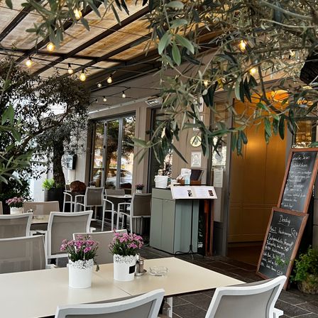 Bild enthält, Indoors, Restaurant, Cafe, Cafeteria, Dining Table, Table, Chair, Building, Interior Design, Dining Room