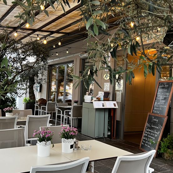 Bild enthält, Indoors, Restaurant, Cafe, Cafeteria, Dining Table, Table, Chair, Building, Interior Design, Dining Room