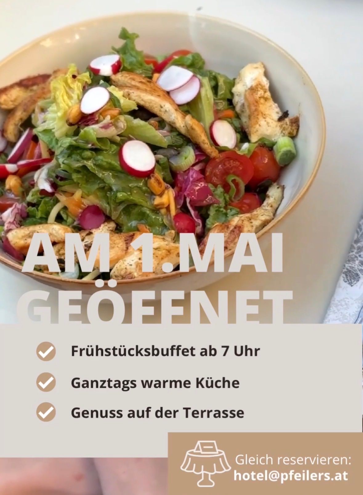Ein Salat mit Hähnchen, Radieschen, Salat und Tomaten. Der Text zeigt an, dass ein Restaurant ab dem 1. Mai geöffnet hat und ein Frühstücksbuffet ab 7 Uhr, eine ganztags warme Küche und Terrassenbewirtung anbietet.