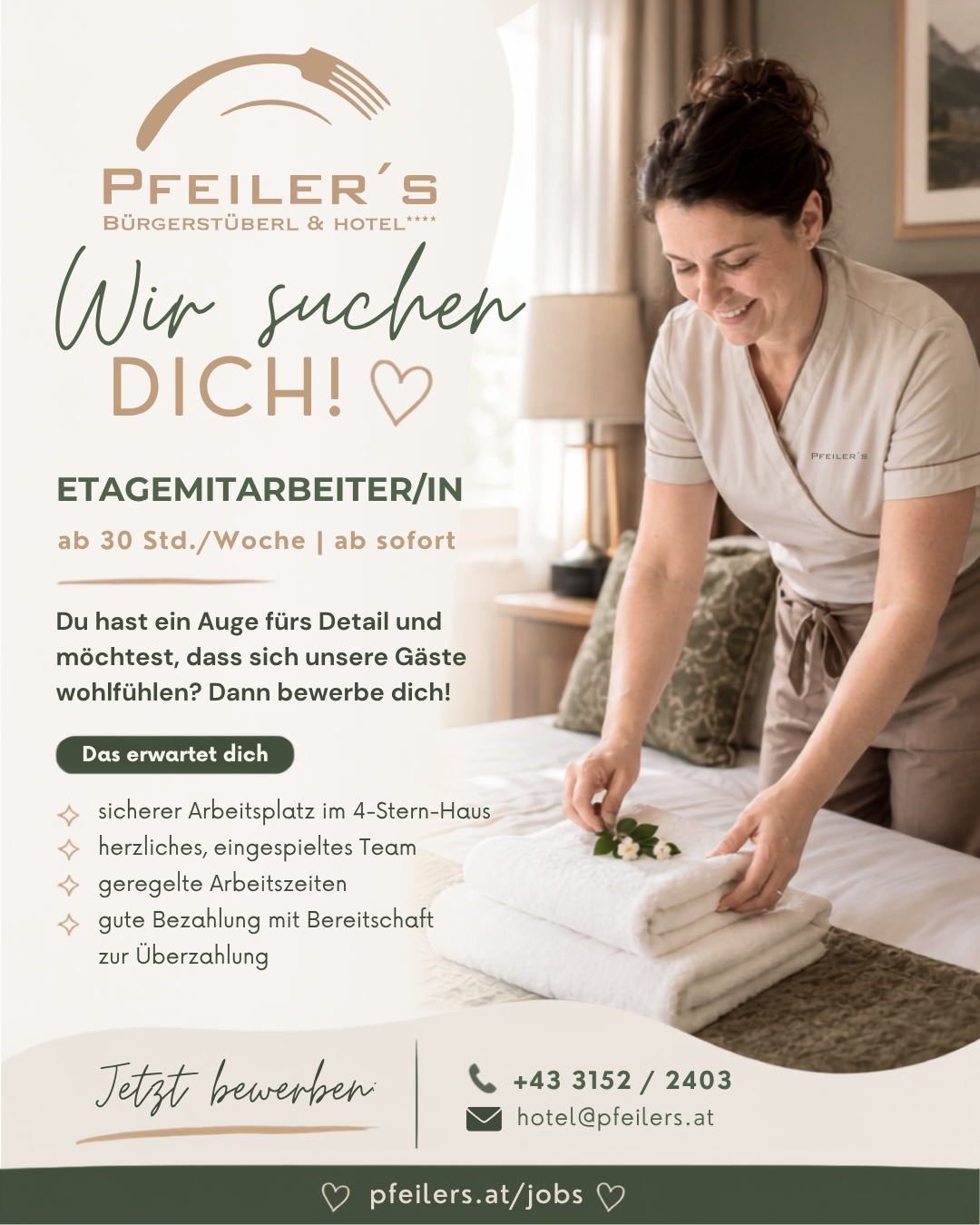 Ein Werbeplakat für ein Hotel, das Etagenmitarbeiter sucht. Eine lächelnde Frau in Uniform ordnet Handtücher auf einem Bett an. Der Text lautet 'Wir suchen DICH!' und bietet Vorteile wie einen sicheren Arbeitsplatz, ein engagiertes Team und flexible Arbeitszeiten.