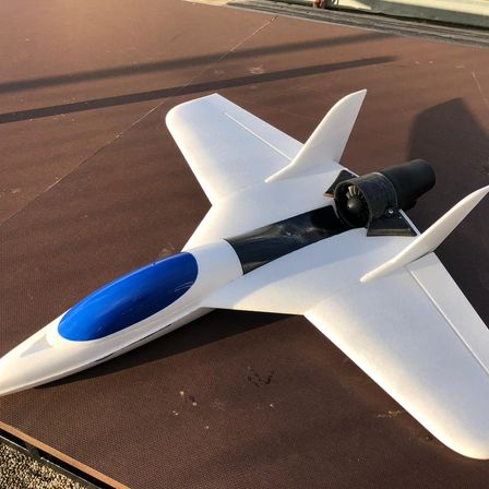 Bild enthält, Aircraft, Airplane, Jet, Transportation, Vehicle, Blade, Dagger, Knife, Weapon