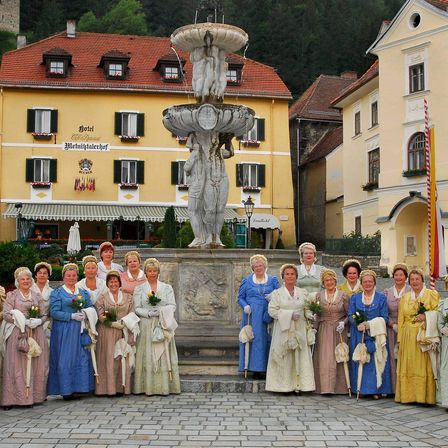 Bild enthält, Dress, Fashion, Formal Wear, Gown, Person, Flower Bouquet, People, Fountain, Wedding, Wedding Gown