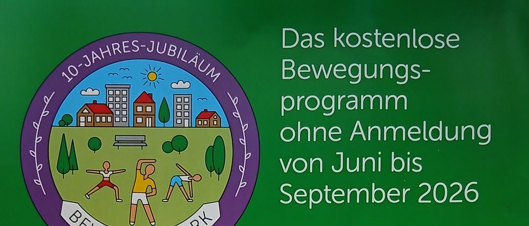 Plakat für kostenloses Outdoor-Fitnessprogramm 'Bewegt im Park' von Juni bis September 2026. Ort: Thomas Stangassinger Sportanlage. Zeit: Montag, 18-19 Uhr. Termine: 15.06. bis 31.08.2026. QR-Code für weitere Informationen.