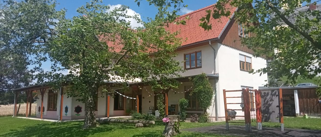 Bild enthält, Grass, Cottage, Housing, Outdoors, Shelter, Villa, Person, Lawn, Neighborhood, Car