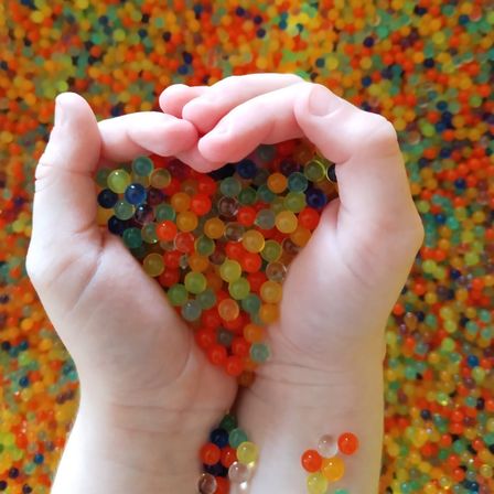 Bild enthält, Finger, Hand, Person, Food, Sweets, Accessories, Baby, Candy, Jewelry, Pill