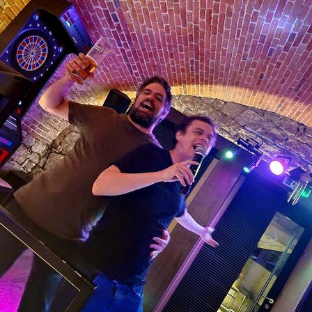 Bild enthält, Urban, Karaoke, Adult, Male, Man, Person, Female, Woman, Face