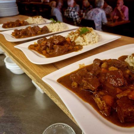 Bild enthält, Food, Food Presentation, Meal, Mutton, Boy, Child, Male, Person, Adult, Man