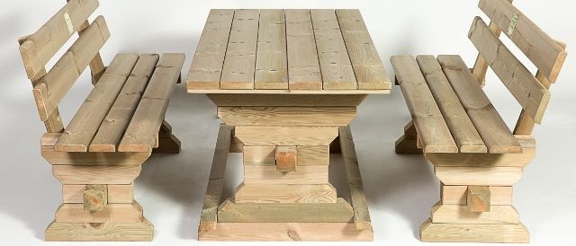 Drei Holzbänke und ein Tisch sind in einer Reihe auf einem weißen Hintergrund angeordnet. Die Bänke befinden sich auf beiden Seiten des Tisches.