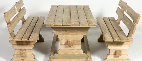 Drei Holzbänke und ein Tisch sind in einem Garten angeordnet, gefertigt aus hellem Holz. Die Bänke haben slattartige Rücken und Sitzflächen, während der Tisch ein einfaches Design hat.