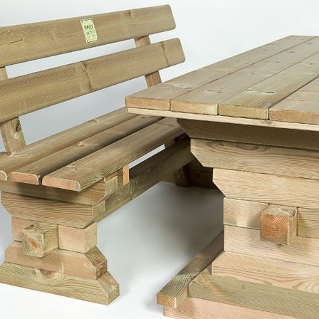Eine Holzbank mit Tisch wird auf weißem Hintergrund gezeigt. Die Bank und der Tisch sind aus Holz.