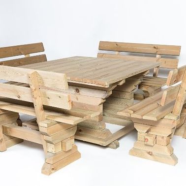 Bild enthält, Wood, Furniture, Table, Dining Table, Lumber, Plywood, Hardwood, Tabletop, Dining Room, Stained Wood