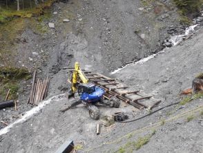 Bild enthält, Landslide, Nature, Outdoors, Machine, Wheel, Bulldozer, Rock