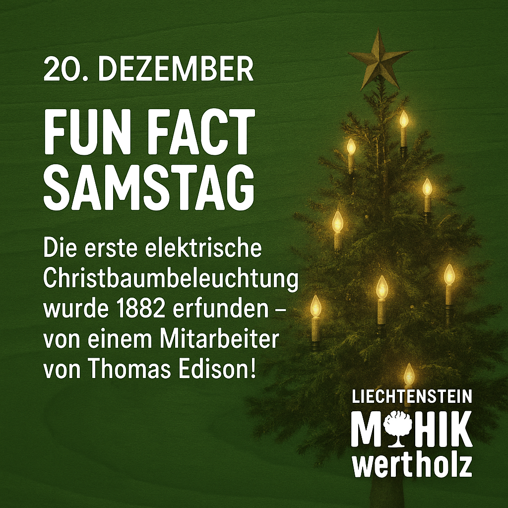 Grünes Poster mit einer Weihnachtsbaumbeleuchtung. Der Text lautet 'FUN FACT SAMSTAG' und 'Die erste elektrische Christbaumbeleuchtung wurde 1882 von einem Mitarbeiter von Thomas Edison erfunden!' Der Baum hat einen Stern oben und ist mit brennenden Kerzen dekoriert. Unten steht 'LICHTENSTEIN' und 'MOHIK' mit 'wertholz'.