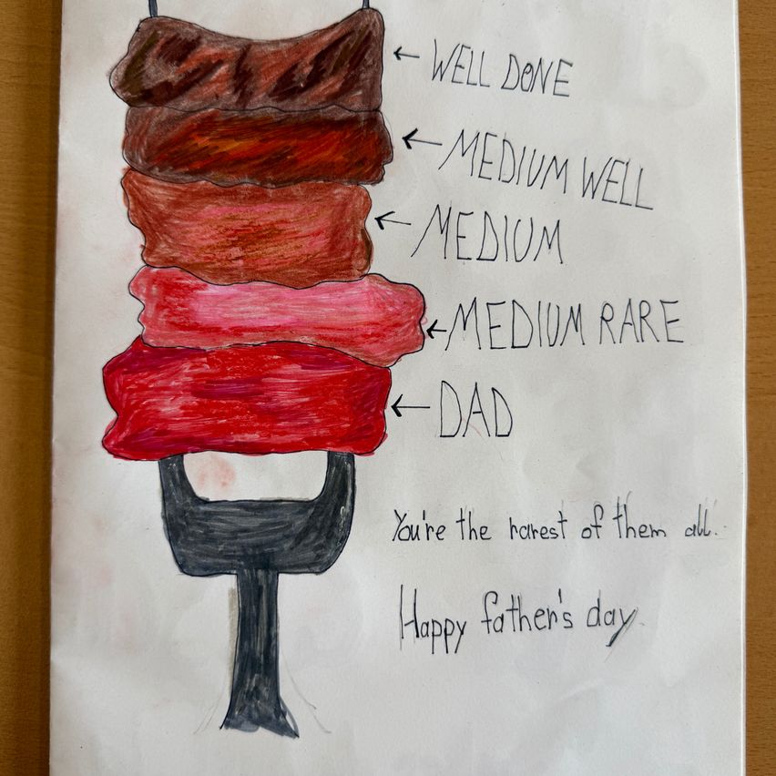 Eine Zeichnung eines Steak-Kabob mit verschiedenen Garstufen. Es steht 'Well Done,' 'Medium Well,' 'Medium,' 'Medium Rare' und 'Dad'. Die Botschaft lautet 'Du bist der seltenste von ihnen allen. Frohes Vatertag.'
