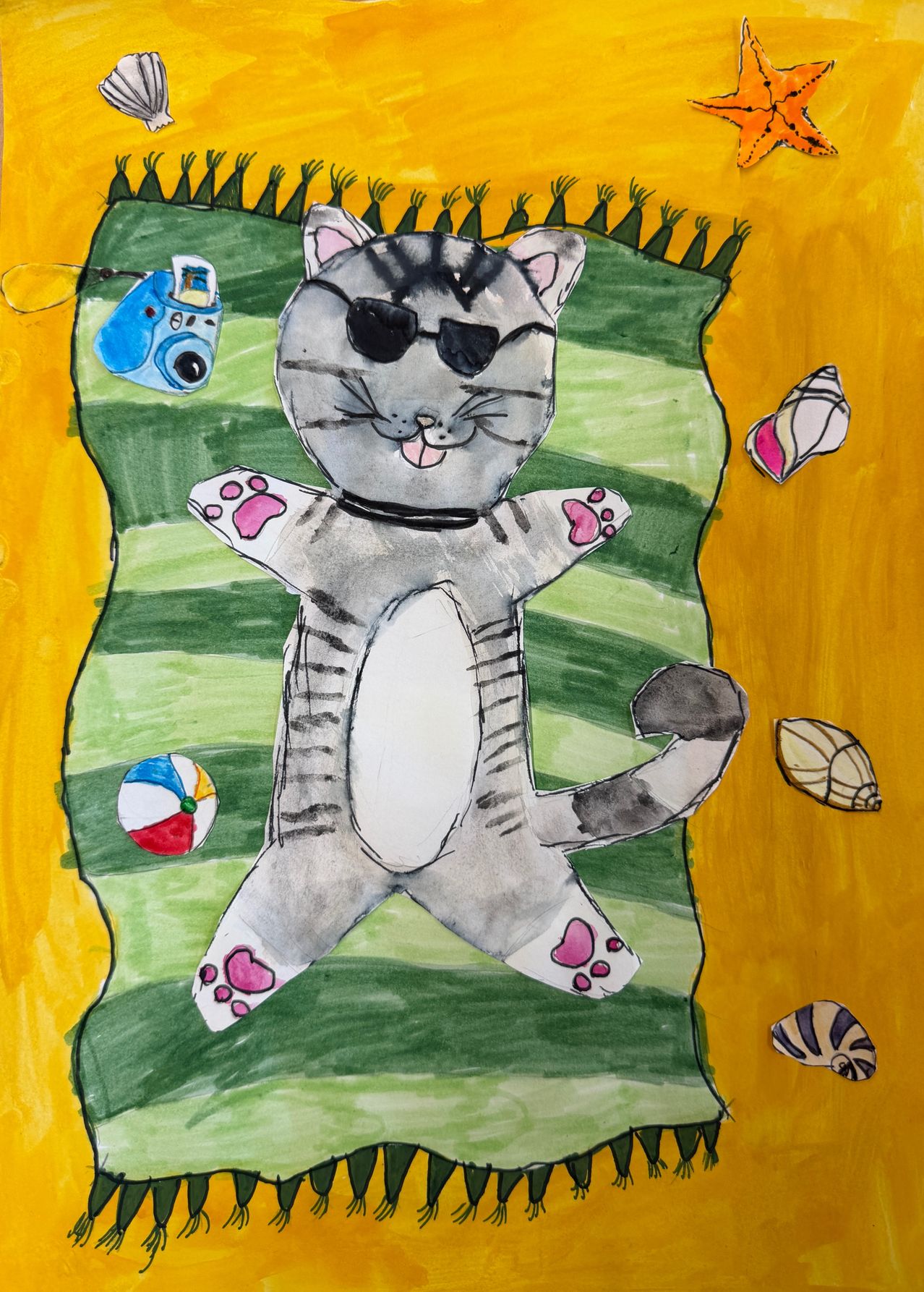 Eine stilisierte Katze mit Sonnenbrille liegt auf einem gestreiften Handtuch. Es gibt Bälle, Muscheln und eine Kamera in der Nähe. Der Hintergrund ist gelb.
