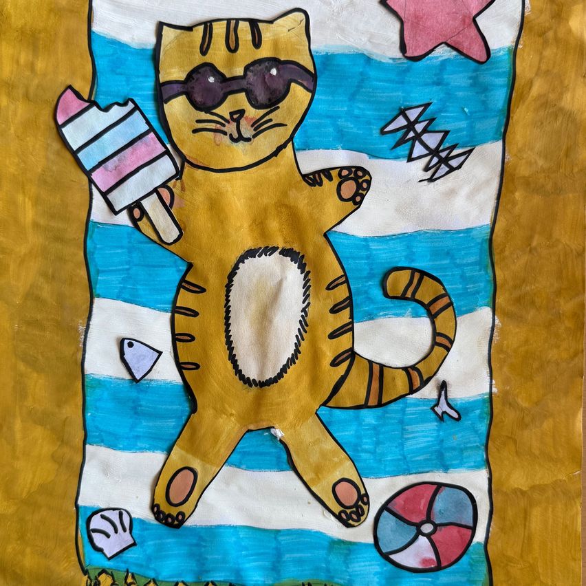 Eine Illustration einer Katze mit Sonnenbrille, die auf einem gestreiften Handtuch liegt, mit einem Eis am Stiel, einem Strandball und einem Fisch in der Nähe.
