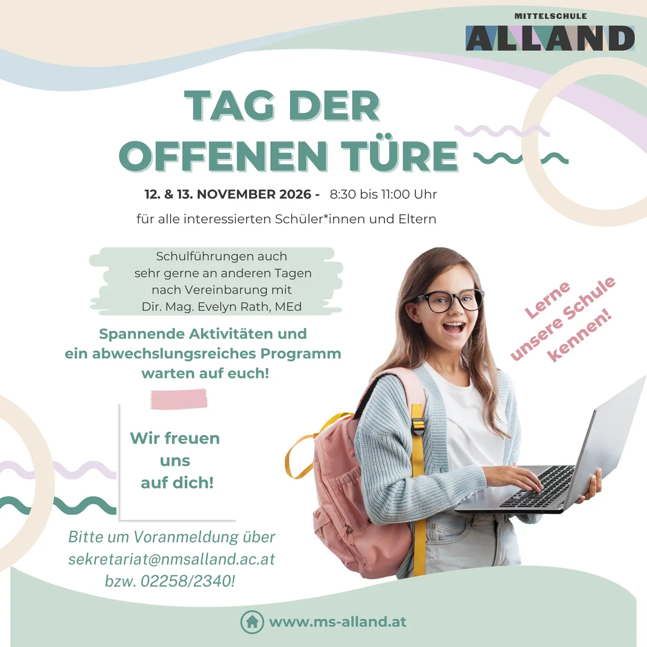 Ein Mädchen mit Brille und Rucksack benutzt einen Laptop. Der Text auf dem Plakat lautet 'Tag der offenen Türe' und 'Lerne unsere Schule kennen!'