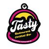 Logo für Tasty Restaurant Cocktail Bar mit schwarzem Regenschirm-Symbol, Website-URL www.tasty-restaurant.at in Pink.