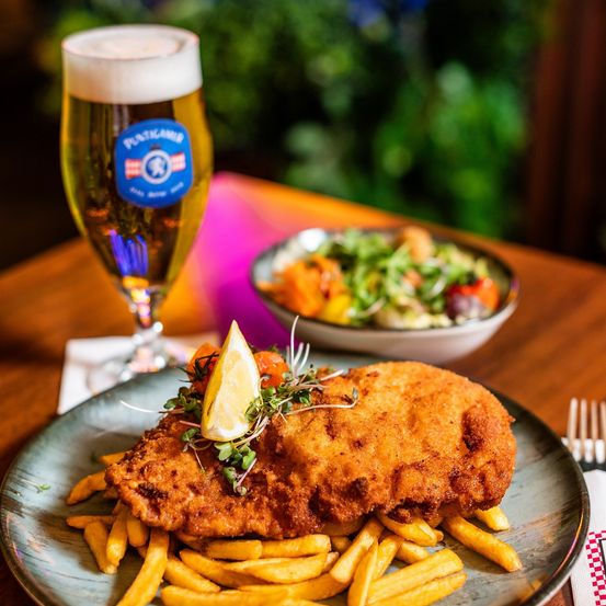 Bild enthält, Glass, Alcohol, Beer, Beverage, Food, Food Presentation, Plate, Meal, Dining Table, Beer Glass