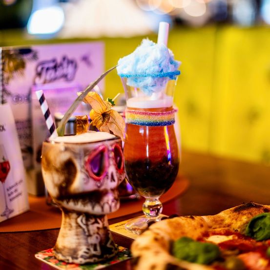 Bild enthält, Glass, Food, Pizza, Cream, Dessert, Sundae, Icing, Ice Cream, Cup