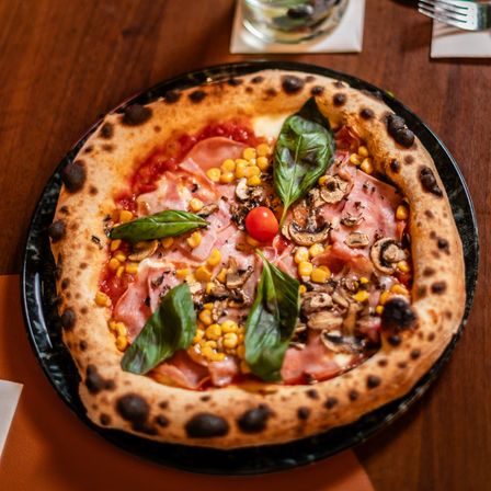 Bild enthält, Food, Food Presentation, Pizza, Dish, Meal, Platter, Brunch, Cutlery, Fork, Cup