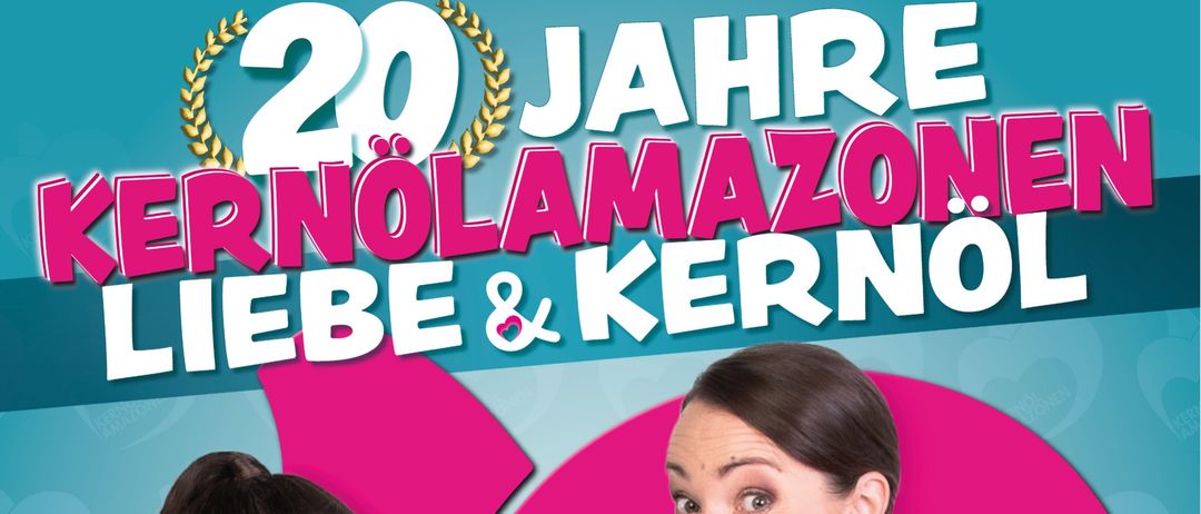 Werbeplakat für die Show 'Kernolamaze: Liebe & Kernol' mit zwei Frauen in pinker Kleidung vor einem Herzenshintergrund. Der Text enthält die Namen Caroline Athanasiadis und Gudrun Nikodem-Eichenhardt.