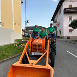 Bild enthält, Person, Worker, Adult, Male, Man, Wheel, Hardhat, Building, Car, Road