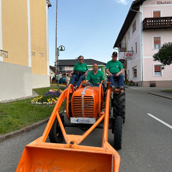Bild enthält, Person, Worker, Adult, Male, Man, Wheel, Hardhat, Building, Car, Road